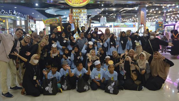 Aktivitas berbagi makanan Komunitas Mangan Sidoarjo.