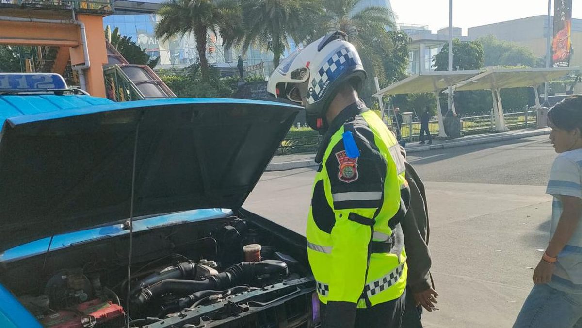 Angkot di Depok Ngebul Keluarkan Asap Tebal