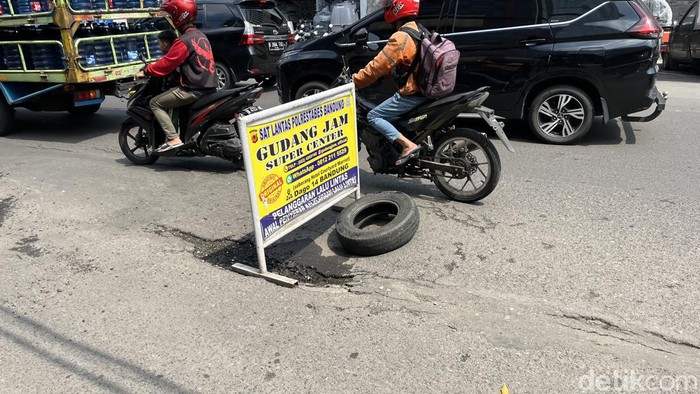 Aspal amblas di Jalan Suniaraja Bandung.