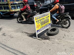 Hati-hati, Jalan Suniaraja Bandung Amblas