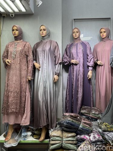 Toko Ayou Mizzura Blok B LT. SLG LOS E NO.99, yang menjual dress dan gamis.