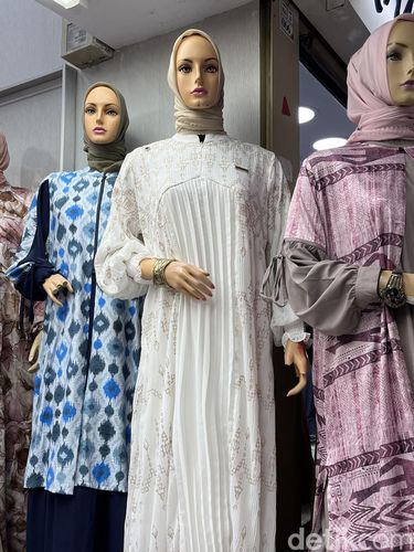 Toko Ayou Mizzura Blok B LT. SLG LOS E NO.99, yang menjual dress dan gamis.