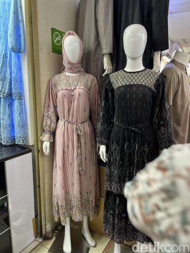 Safiya, Blok B LT. SLG LOS G NO. 53. Menjual dress plisket.