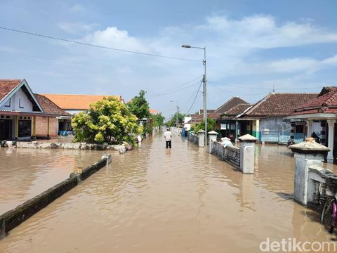 Banjir akibat tanggul Sungai Sadar Mojokerto jebol