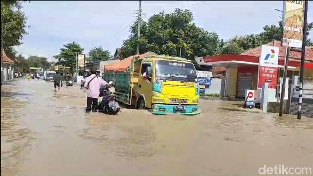 Proses evakuasi warga yang terdampak banjir di Desa Bojongsari, Kecamatan Losari, Brebes, Rabu (6/3/2024).