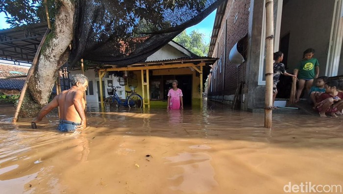 Banjir Setinggi 1 Meter Rendam Desa Kademangan di Jombang Banjir Setinggi 1 Meter Rendam Desa Kademangan di Jombang