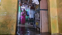 Banjir juga masuk kedalam rumah warga hingga kedalam dapur.
