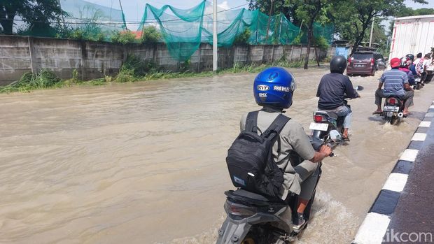 Banjir yang terjadi di jalur pantura Cirebon