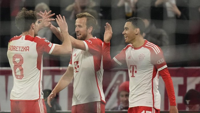 Bayerns Harry Kane, center, celebrates with his teammates after scoring his sides third goal during the Champions League round of 16 second leg soccer match between FC Bayern Munich and Lazio at the Allianz Arena stadium in Munich, Germany, Tuesday, March 5, 2024. (AP Photo/Matthias Schrader)