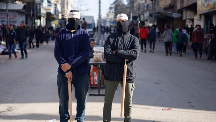 A man gestures, as security members run by Hamas government along with various Palestinian factions work to maintain security and control prices in the market, amid the ongoing conflict between Israel and Hamas, in Rafah in the southern Gaza Strip, March 4, 2024. REUTERS/Mohammed Salem