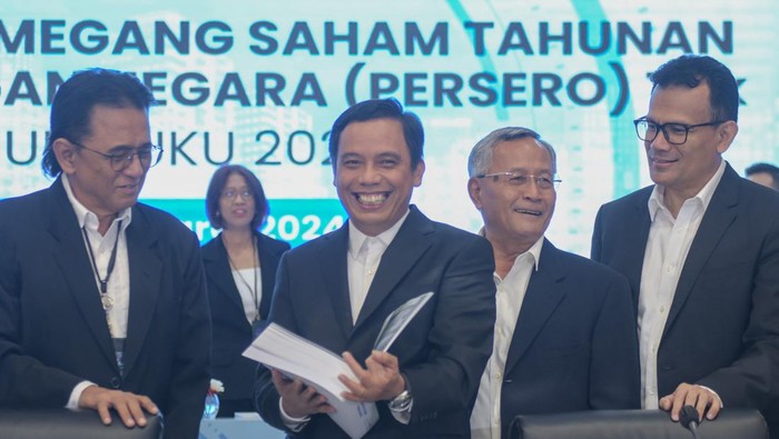 Direktur Utama BTN Nixon LP Napitupulu berbincang dengan Komisaris Utama BTN Chandra M Hamzah beserta jajaran direksi dan komisaris BTN dalam acara Rapat Umum Pemegang Saham Tahunan (RUPST) Tahun Buku 2023 di Jakarta, Rabu (6/3). Dalam RUPST tersebut, pemegang saham memutuskan untuk membagikan dividen sebesar Rp700,19 miliar atau 20% dari laba bersih BTN tahun 2023 yang sebesar Rp3,5 triliun. RUPST juga menyetujui penambahan  satu direksi baru perseroan dan pengangkatan dua komisaris baru.