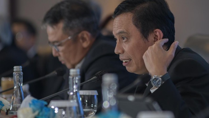 Direktur Utama BTN Nixon LP Napitupulu berbincang dengan Komisaris Utama BTN Chandra M Hamzah beserta jajaran direksi dan komisaris BTN dalam acara Rapat Umum Pemegang Saham Tahunan (RUPST) Tahun Buku 2023 di Jakarta, Rabu (6/3). Dalam RUPST tersebut, pemegang saham memutuskan untuk membagikan dividen sebesar Rp700,19 miliar atau 20% dari laba bersih BTN tahun 2023 yang sebesar Rp3,5 triliun. RUPST juga menyetujui penambahan  satu direksi baru perseroan dan pengangkatan dua komisaris baru.