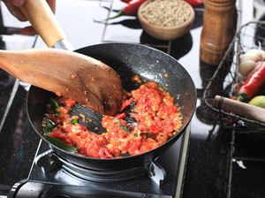 4 Bumbu Dasar Masakan Buat Stok di Rumah Selama Bulan Puasa