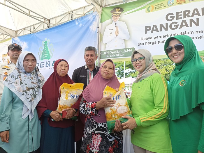Bupati Blitar Rini Syarifah bersama warga di Gerakan Pangan Murah
