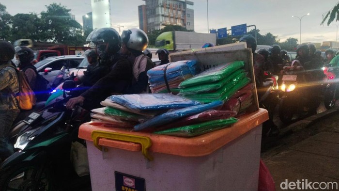 Cerita pedagang jas hujan bermunculan saat hujan di Jl TB Simatupang. (Ammar/detikcom).
