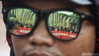 Dalam aksinya mereka menyatakan mosi tidak percaya kepada Presiden Joko Widodo yang dianggap menguntungkan salah satu pasangan calon presiden dan wakil presiden pada Pemilu 2024.