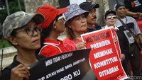 Massa aksi juga membawa sejumlah atribut seperti poster hingga spanduk.