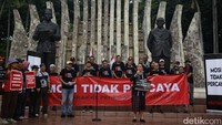 Ini momen saat warga yang tergabung dalam Masyarakat Penegak Konstitusi menggelar aksi mosi tidak percaya di Tugu Proklamasi, Jakarta, Rabu (6/3/2024).