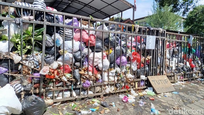 Depo sampah barat Stadion Mandala Krida memberlakukan jadwal dalam menerima sampah dari warga Kota Jogja, Rabu (6/3/2024).