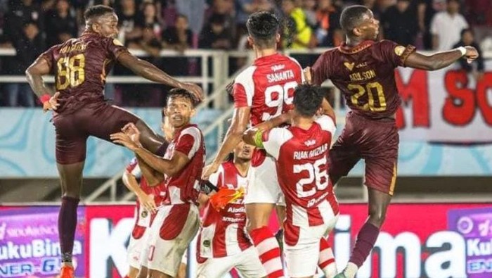 Duo striker PSM Adilson Silva dan Victor Mansaray dikepung para pemain belakang Persis Solo dalam laga yang berlangsung di Stadion Manahan, Solo.