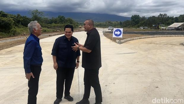 Erick Thohir dan Andre Rosiade meninjau Ruas tol Padang-Sicincin.
