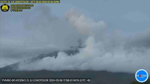 Erupsi Gunung Ile Lewotolok di Kabupaten Lembata, NTT, Rabu (6/3/2024). (Dok Pusat Vulkanologi dan Mitigasi Bencana Geologi/PVMBG)