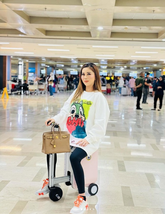 Saat ini Fenny juga dikenal sebagai seorang pebisnis sukses. Ia merupakan pemilik dari skicare FF. Foto: Instagram/@fennyfransff