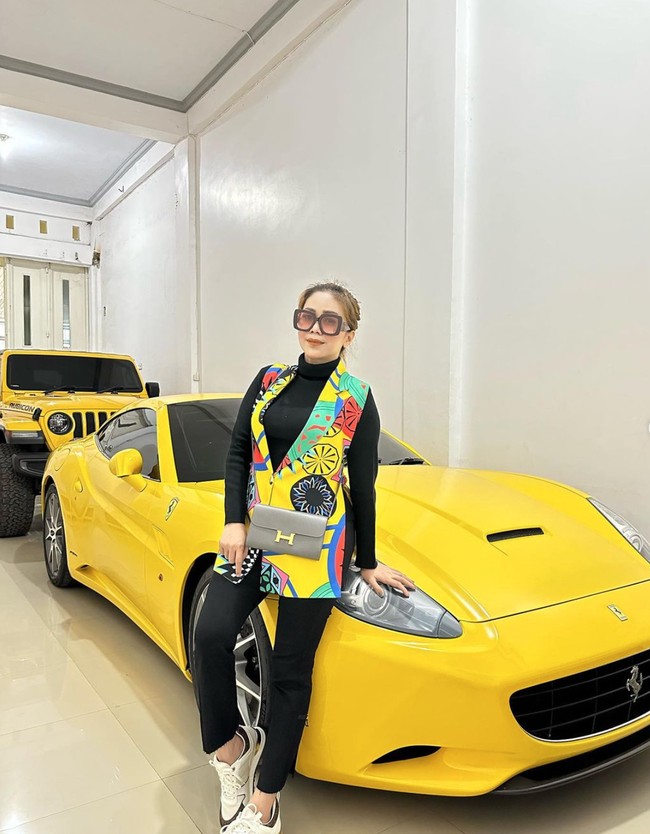Femmy juga sempat beberapa kali berpose dengan mobil-mobil mewahnya. Melihat gaya hidupnya tersebut tak heran jika dirinya dijuluki Crazy Rich Makassar. Foto: Instagram/@fennyfransff