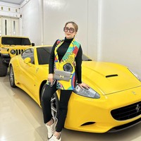 Femmy juga sempat beberapa kali berpose dengan mobil-mobil mewahnya. Melihat gaya hidupnya tersebut tak heran jika dirinya dijuluki Crazy Rich Makassar. Foto: Instagram/@fennyfransff