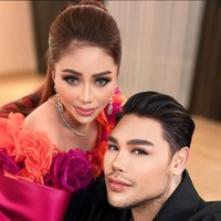 Femmy rupanya juga cukup dekat dengan sejumlah artis, salah satunya Ivan Gunawan. Di akun Instagramnya ada beberapa foto kebersamaan Femmy dan Igun. Foto: Instagram/@fennyfransff