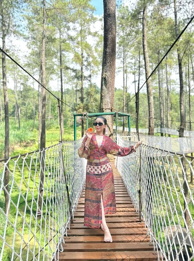 Video Fenny Frans yang menyawer BCL di pesta ulang tahunnya belakangan viral di media sosial. Tak tanggung-tanggung, Fenny menyawer BCL yang sedang bernyanyi dengan segepok uang lembaran Rp 50.000. Foto: Instagram/@fennyfransff