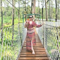 Video Fenny Frans yang menyawer BCL di pesta ulang tahunnya belakangan viral di media sosial. Tak tanggung-tanggung, Fenny menyawer BCL yang sedang bernyanyi dengan segepok uang lembaran Rp 50.000. Foto: Instagram/@fennyfransff