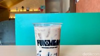 Di pilihan menu minuman di sini menyediakan Milk Tea ala Hong Kong yang rasanya tidak terlalu manis, dan lebih creamy karena tambahan susunya yang royal.  Foto: detikFood