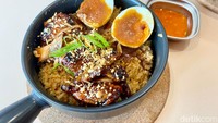 Hidangan claypot rice menjadi makanan utama dan andalan yang ditawarkan di Fun & Mean. Paling favorit ada menu Roasted Chicken Claypot Rice. Foto: detikFood