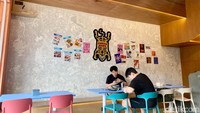 Meski baru terhitung beberapa bulan sejak dibuka, tapi restoran Fun & Mean cukup menarik perhatian karena warna hingga interior restoran yang penuh warna Foto: detikFood
