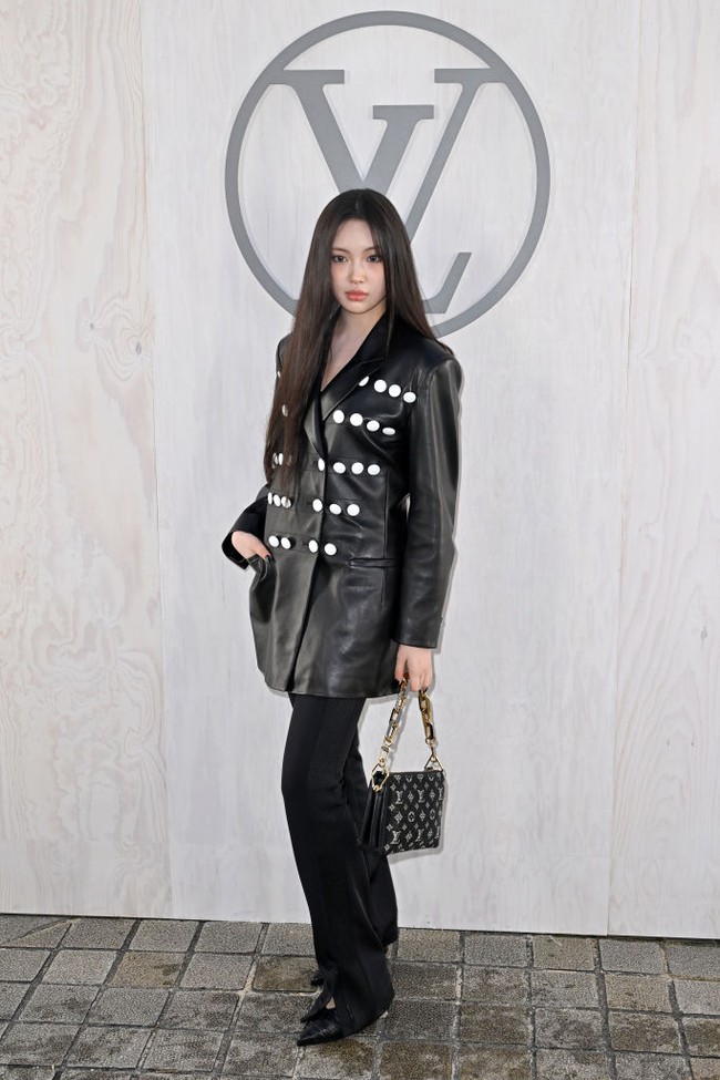 Dalam kesempatan itu, hadir pula Hyein NewJeans yang menjadi global ambassador Louis Vuitton termuda di usia 14 tahun. Maknae grup KPop NewJeans itu memakai busana tertutup dengan long coat, legging senada, pump heels, dan koleksi mini bag. Foto: dok. Getty Images
