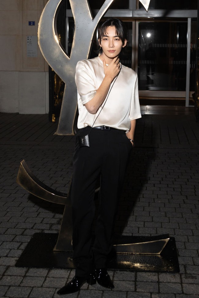 Pesona Jeonghan SEVENTEEN tak tertandingi di Saint Laurent Men’s Winter 2024 show, Rabu (6/3/2024). Visual grup SEVENTEEN itu memakai satin shirt, high waisted pants, koleksi boots, dan sling bag berukuran kecil yang menjadi fashion statement-nya. Penampilan Jeonghan menyerupai model Saint Laurent di runway. Foto: dok. Getty Images