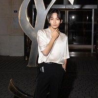 Pesona Jeonghan SEVENTEEN tak tertandingi di Saint Laurent Men’s Winter 2024 show, Rabu (6/3/2024). Visual grup SEVENTEEN itu memakai satin shirt, high waisted pants, koleksi boots, dan sling bag berukuran kecil yang menjadi fashion statement-nya. Penampilan Jeonghan menyerupai model Saint Laurent di runway. Foto: dok. Getty Images