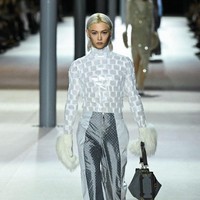 Alih-alih hadir sebagai tamu, Felix Stray Kids memulai debut sebagai model Louis Vuitton di Paris Fashion Week 2024 bersama supermodel dan bintang Squid Game, Jung Ho Yeon. Idol KPop yang besar di Australia itu tampil dengan rambut platinum blonde, dalam balutan turtle neck, silver pants, dan furry gloves serasi. Foto: dok. Getty Images
