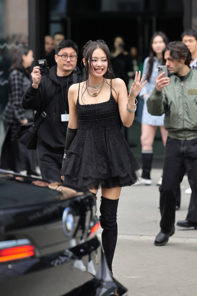 Jennie BLACKPINK tampil beda dengan grunge vibe, memakai dress, sarung tangan kulit dan leather high boots seharga Rp 48 jutaan. Gaya CEO ODD ATELIER itu diramaikan dengan koleksi chain necklace dan bracelet Channel di Fall Winter 2024 show pada Selasa (5/3/2024) kemarin. Foto: dok. Getty Images