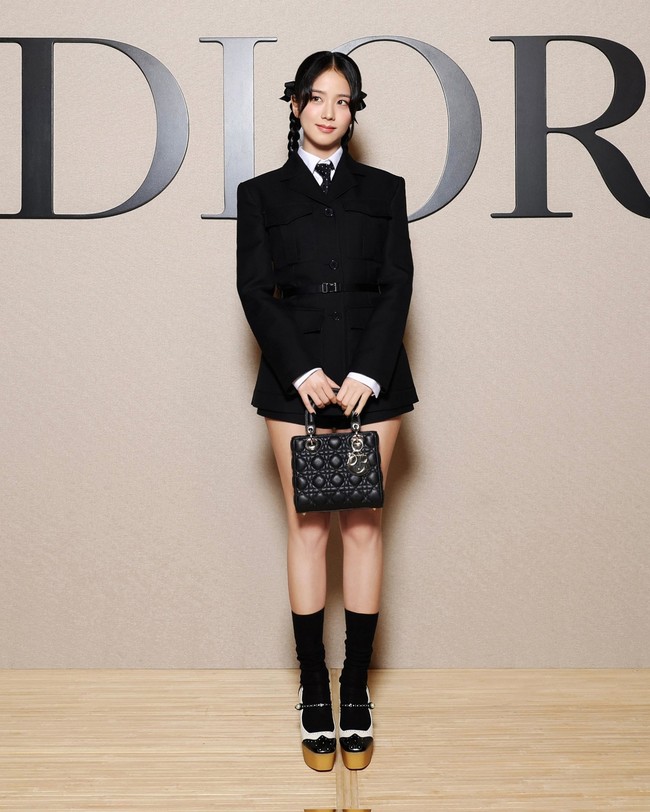 Jisoo BLACKPINK menjadi tamu istimewa di Dior Fall/Winter 2024 show pada Selasa (27/2/2024). CEO BLISSOO itu tampil dalam balutan blazer hitam, lengkap dengan kemeja putih, dasi, dan aksen belt. Foto: dok. Getty Images