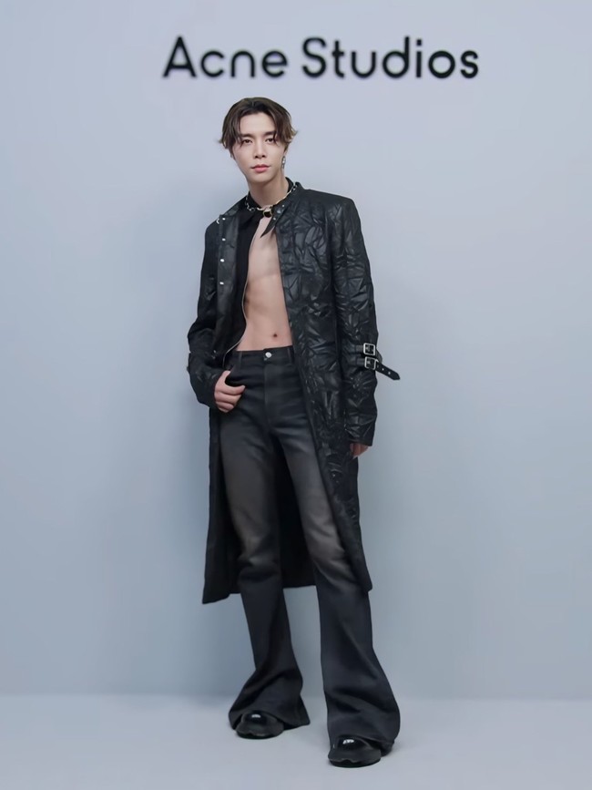 Johnny NCT pamer abs saat meramaikan Acne Studios Fall Winter 2024 show pada Kamis (29/2/2024). Penampilannya dalam balutan jaket kulit tanpa kaos dalam membuat banyak fangirl NCT histeris. Foto: dok. Getty Images