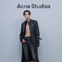Johnny NCT pamer abs saat meramaikan Acne Studios Fall Winter 2024 show pada Kamis (29/2/2024). Penampilannya dalam balutan jaket kulit tanpa kaos dalam membuat banyak fangirl NCT histeris. Foto: dok. Getty Images