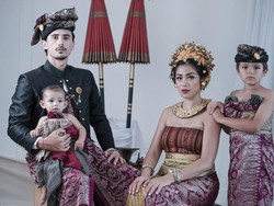 Kemudian ada Jessica Iskandar yang melakukan pemotretan keluarga dengan baju adat Bali. Sungguh memesona seperti keluarga kerajaan. Foto: Instagram @inijedar