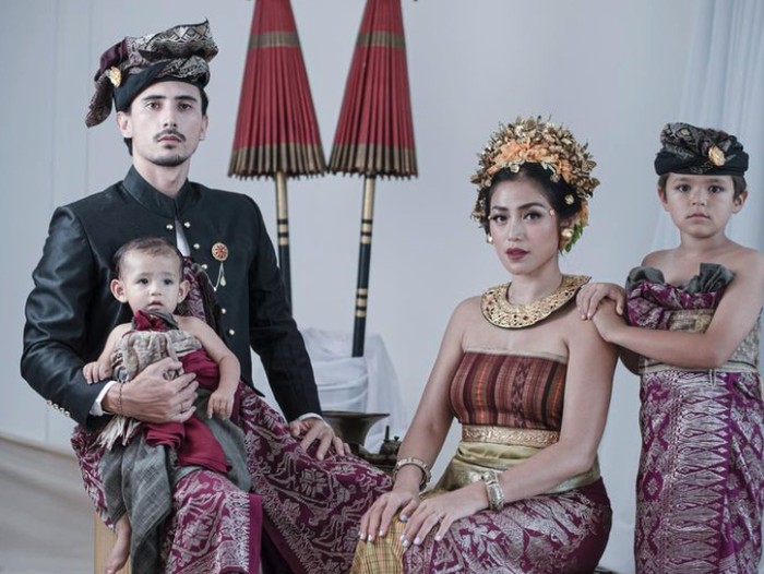 Gaya Artis Pakai Baju Bali