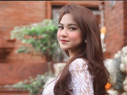 Mahalini Raharja tampil memesona dalam balutan baju adat Bali bernuansa putih. Rambut panjangnya dibiarkan terurai membuat penampilannya semakin anggun. Foto: Instagram @mahaliniraharja