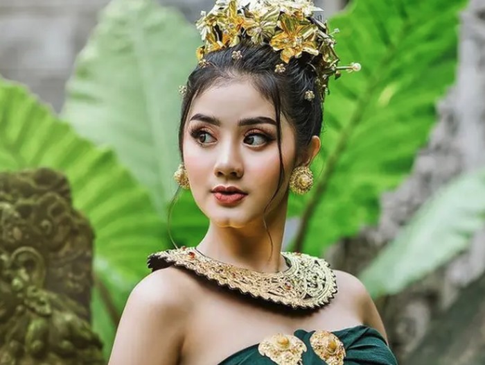 Gaya Artis Pakai Baju Bali