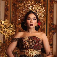 Tata Janeeta pun tampil bak putri raja dengan baju adat Bali. “Budaya bukan hanya bicara tentang sesuatu yang kuno dan tradisional tapi budaya adalah suatu keaslian dan menunjukan jati diri bangsa Indonesia.. baju2 Adat Yang klasik, cantik, mewah dan keanggunannya adalah kebanggaan saya ketika memakainya sebagai Bangsa Indonesia,” tulisnya di Instagram. Foto: Instagram @tatajaneetaofficial/@aldiphotoofficial