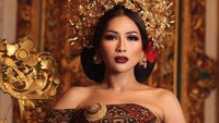 Tata Janeeta pun tampil bak putri raja dengan baju adat Bali. “Budaya bukan hanya bicara tentang sesuatu yang kuno dan tradisional tapi budaya adalah suatu keaslian dan menunjukan jati diri bangsa Indonesia.. baju2 Adat Yang klasik, cantik, mewah dan keanggunannya adalah kebanggaan saya ketika memakainya sebagai Bangsa Indonesia,” tulisnya di Instagram. Foto: Instagram @tatajaneetaofficial/@aldiphotoofficial