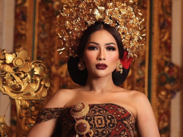 Gaya Artis Pakai Baju Bali